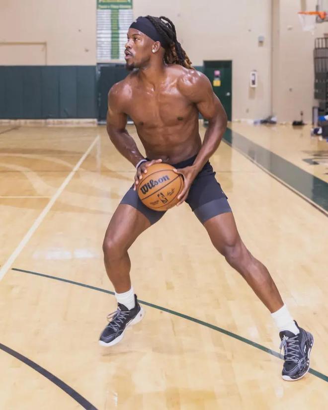 表现一直受 表现一直受